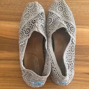 TOMS flats slip ons gently used colour Gray
Size 7.5